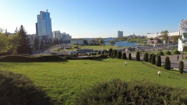 BELARUS, MINSK mei 2021. Uitzicht op het historische centrum van Minsk en de Svisloch dijk — Stockvideo