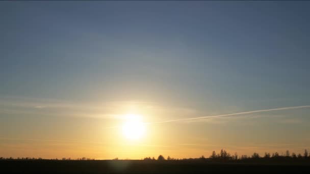 Čas-lapse západ slunce na modré obloze — Stock video