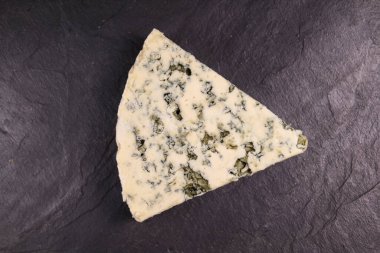 Yakından dilimlenmiş mavi peynir. yemek peyniri