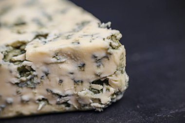 Yakından dilimlenmiş mavi peynir. yemek peyniri