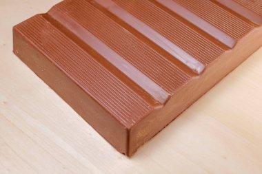 Sütlü çikolata yakın plan. tatlı yemek.