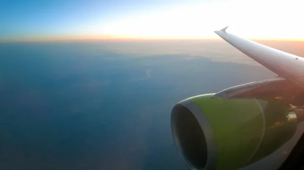 Вид з літака на крило і захід сонця — стокове фото
