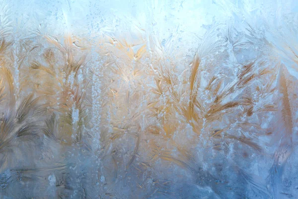 Janela congelada. padrões gelados em vidro — Fotografia de Stock