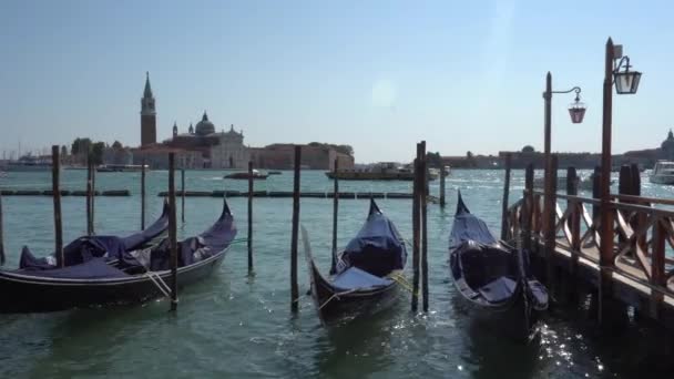 Europa. Italien. Venedig. Traditionelle venezianische Boote stehen morgens am Pier auf dem Canal Grande — Stockvideo