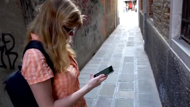 Eropa. Italia. Venice. Seorang gadis muda tersesat dan menemukan jalannya dengan gps — Stok Video