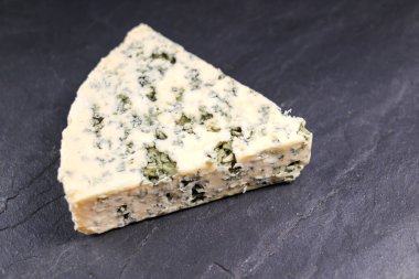 Yakından dilimlenmiş mavi peynir. yemek peyniri