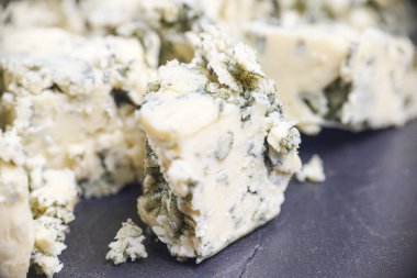 Yakından kesilmiş mavi peynir. yemek peyniri