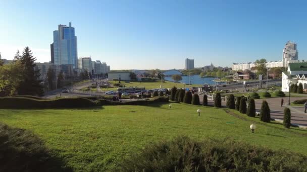 BELARUS, MINSK Mayo 2021. Vista del centro histórico de Minsk y el terraplén de Svisloch — Vídeos de Stock