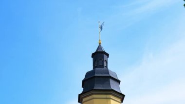 Nesvizh, Belarus Haziran 2021. Beyaz Rusya 'nın Nesvizh kentindeki Radziwill hanedanının kalesi. Dış görünüm