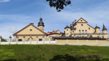 Nesvizh, Belarus Haziran 2021. Belarus 'un Nesvizh kasabasındaki Radziwill hanedanının kalesi. Dış görünüm