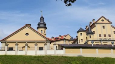 Nesvizh, Belarus Haziran 2021. Belarus 'un Nesvizh kasabasındaki Radziwill hanedanının kalesi. Dış görünüm