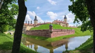 Nesvizh, Belarus Haziran 2021. Bulutların Belarus 'un Nesvizh kentindeki Radziwill hanedanının kalesi üzerindeki hareketinin zamanı. Dış görünüm