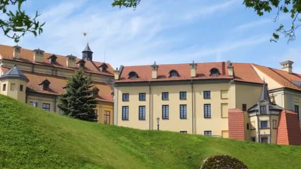 Neswisch, Weißrussland Juni 2021. Schloss der Radziwill-Dynastie in der weißrussischen Stadt Neswisch. Außenansicht — Stockvideo
