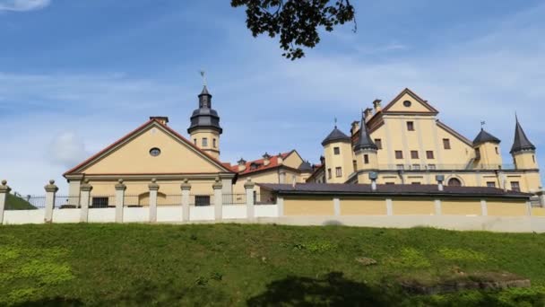 Nesvizh, Λευκορωσία Ιούνιος 2021. Κάστρο της δυναστείας Radziwill στη Λευκορωσία πόλη Nesvizh. Εξωτερική άποψη — Αρχείο Βίντεο