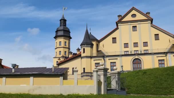 Nesvizh, Bielorrusia Junio 2021. Castillo de la dinastía Radziwill en la ciudad bielorrusa de Nesvizh. Vista exterior — Vídeos de Stock