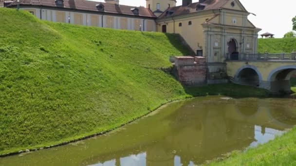 Nesvizh, Biélorussie Juin 2021. Château de la dynastie Radziwill dans la ville biélorusse de Nesvizh. Vue extérieure — Video