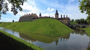 Nesvizh, Belarus Haziran 2021. Belarus 'un Nesvizh kasabasındaki Radziwill hanedanının kalesi. Dış görünüm
