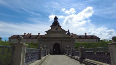 Nesvizh, Belarus Haziran 2021. Belarus 'un Nesvizh kasabasındaki Radziwill hanedanının kalesi. Dış görünüm