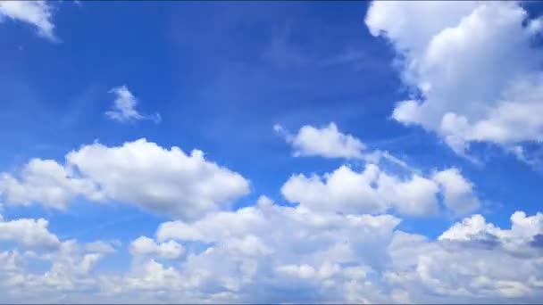 Mouvement temporel des nuages bleus par une journée ensoleillée — Video