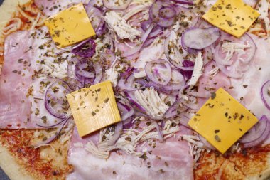 Pizza yakın plan masada.