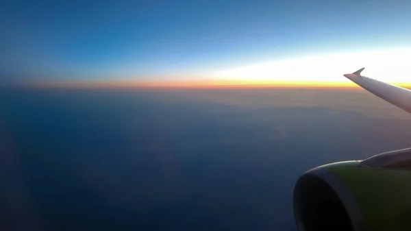 Blick vom Flugzeug auf den Flügel und den Sonnenuntergang — Stockfoto