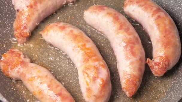 Готовить традиционные баварские сосиски. Свиные колбаски Германии — стоковое видео