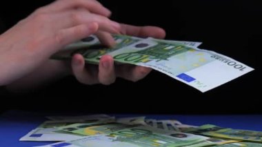 Kadın ellerine yakın çekim para saçmak yavaş çekim