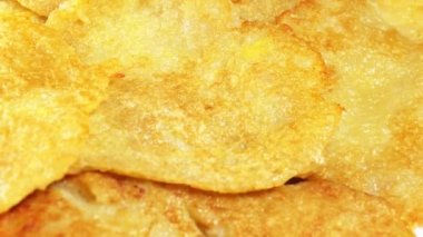 Patatesli gözlemeler beyaz arkaplanda döner