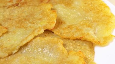 Patatesli gözlemeler beyaz arkaplanda döner