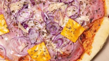 Pizza malzemelerini yakın çekim döndürme yavaş çekim