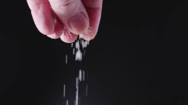 Κοντινό αλάτι χέρι το πιάτο που καλύπτεται με κίνηση — Αρχείο Βίντεο