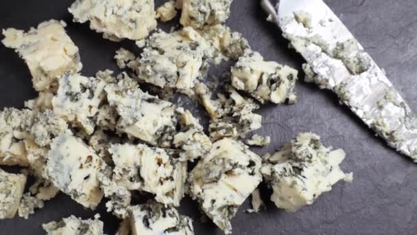 Primo piano affettare il formaggio blu. francese formaggio gira — Video Stock