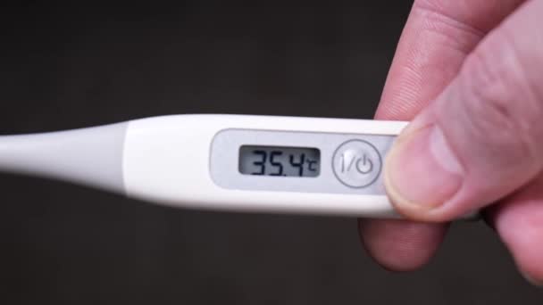 Termómetro de cerca. Medición de temperatura en covid-19 — Vídeos de Stock