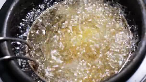 Μαγείρεμα πατάτες στο σπίτι close-up αργή mo — Αρχείο Βίντεο