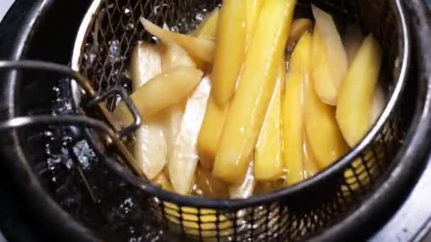 Cozinhar batatas fritas em casa close-up slow mo — Vídeo de Stock