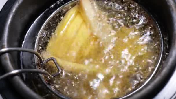 Cozinhar batatas fritas em casa close-up slow mo — Vídeo de Stock