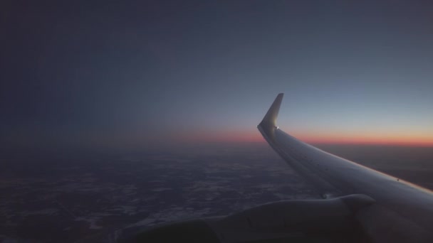 Из самолета через окно в зимнюю шапку — стоковое видео