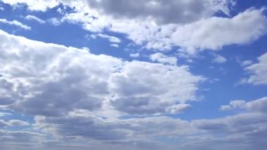 Güneşli bir günde mavi bulutların hızlandırılmış hareketi