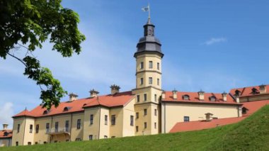 Nesvizh, Belarus Haziran 2021. Belarus 'un Nesvizh kasabasındaki Radziwill hanedanının kalesi. Dış görünüm