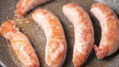 Geleneksel Bavyera sosisi pişirmek. Alman domuz sosisi.