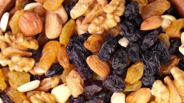 fındık karışımı. Çeşitli fındıklar yakın plan çekimde döner