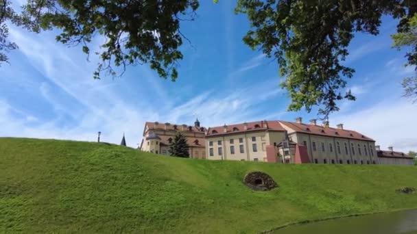 Nesvizh, Biélorussie Juin 2021. Château de la dynastie Radziwill dans la ville biélorusse de Nesvizh. Vue extérieure — Video