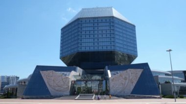 Minsk Belarus Haziran 2021. Şehir merkezindeki Ulusal Kütüphane manzarası