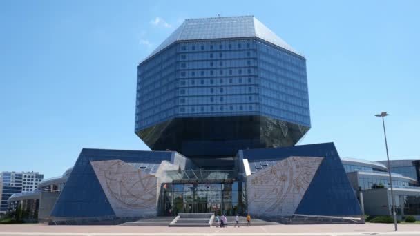 Minsk Bielorrusia junio 2021. Vista de la Biblioteca Nacional en el centro de la ciudad — Vídeos de Stock