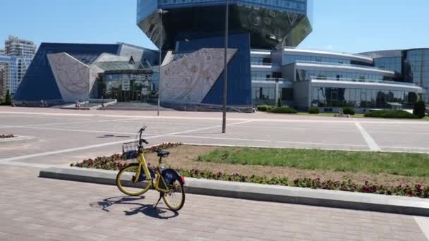 Minsk Belarus juni 2021. Uitzicht op de Nationale Bibliotheek in het centrum — Stockvideo