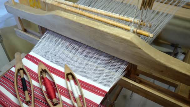 Ткань делает ткацкий станок крупным планом. мужчина на деревянном ткацком станке тормозит. — стоковое видео