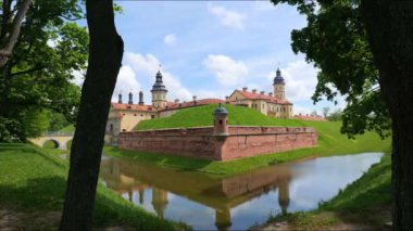 Nesvizh, Belarus Haziran 2021. Bulutların Belarus 'un Nesvizh kentindeki Radziwill hanedanının kalesi üzerindeki hareketinin zamanı. Dış görünüm