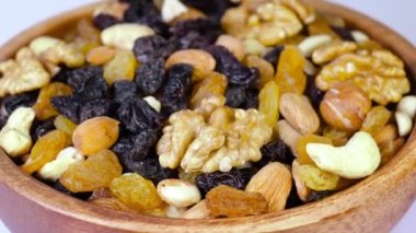 fındık karışımı. Çeşitli fındıklar yakın plan çekimde döner