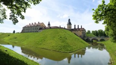 Nesvizh, Belarus Haziran 2021. Belarus 'un Nesvizh kasabasındaki Radziwill hanedanının kalesi. Dış görünüm