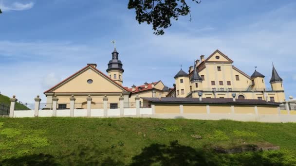 Nesvizh, Bielorrusia Junio 2021. Castillo de la dinastía Radziwill en la ciudad bielorrusa de Nesvizh. Vista exterior — Vídeos de Stock